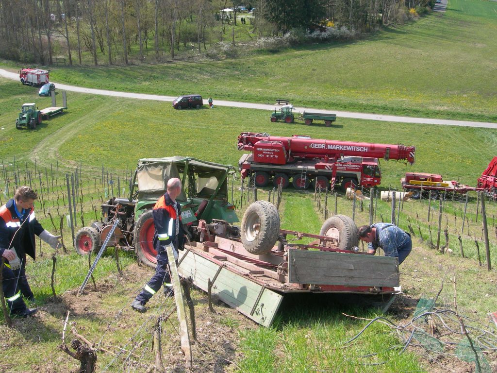 Traktorunfall am Zottenhügel am Fr 13.04.07 (21)